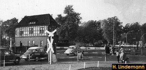 Bahnbergang und Fahrdienstleiterstellwerk.