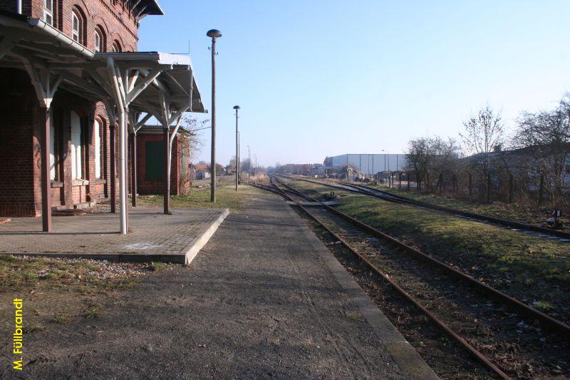 Hausbahnsteig vor dem Empfangsgebude.