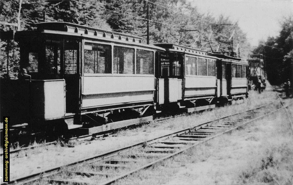 Ein Zug, bestehend aus dem Triebwagen 5 und den beiden Anhngern 50 und 51 steht auf einem der Zufahrtsgleise zum Wagenschuppen in *Wohldorf.