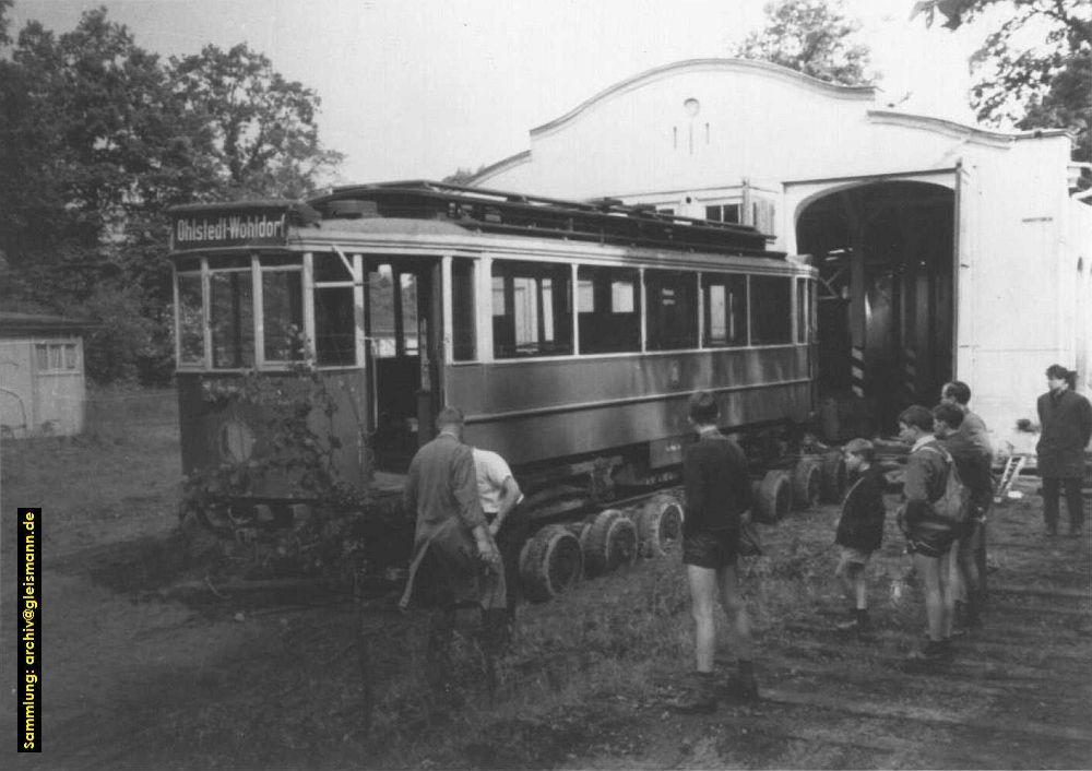 Wagen 3029 (?) wurde auf einen Straenroller gestellt.