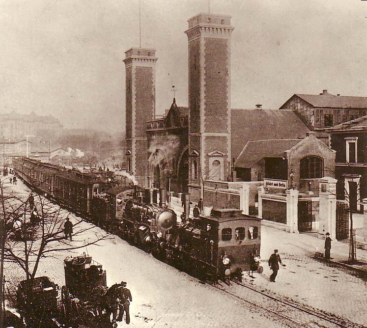 Zug vor dem zweiten Berliner Bahnhof.