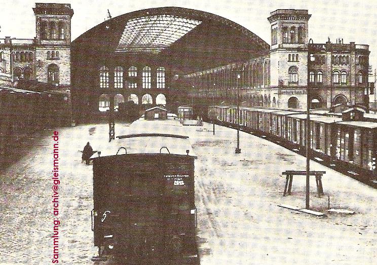 Der Hannoversche Bahnhof mit Güterwagen.