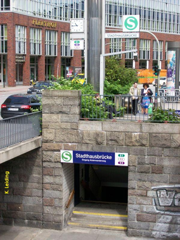 Am Haltepunkt Stadthausbrcke.