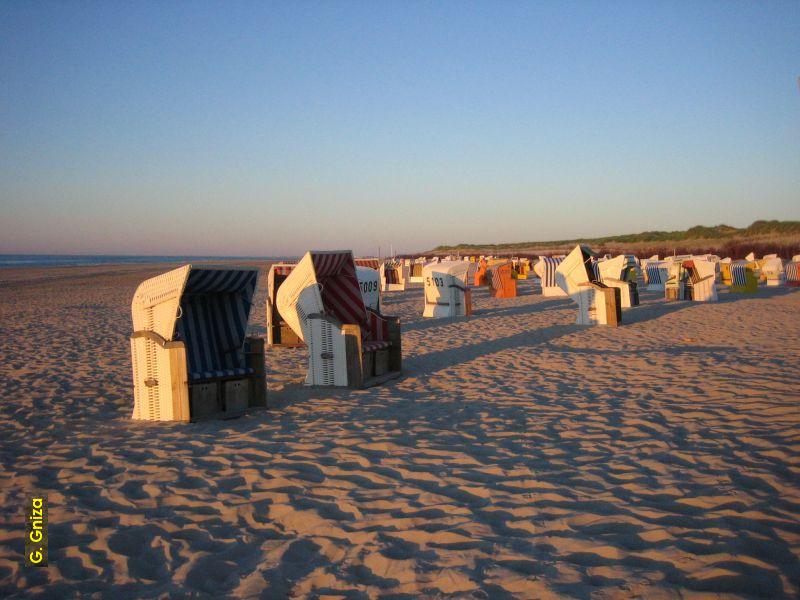 Strandkrbe im Sonnenuntergang.