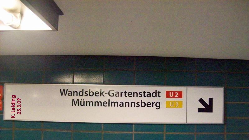 Am Zugang zum sdlichen Bahnsteig.