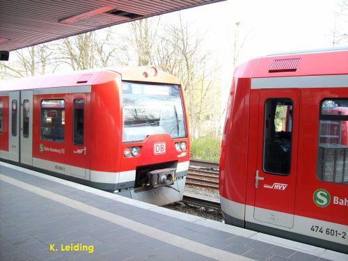 Der Entkupplungsvorgang in Ohlsdorf ist bereits beendet, der Zugteil zum Airport fhrt ab.