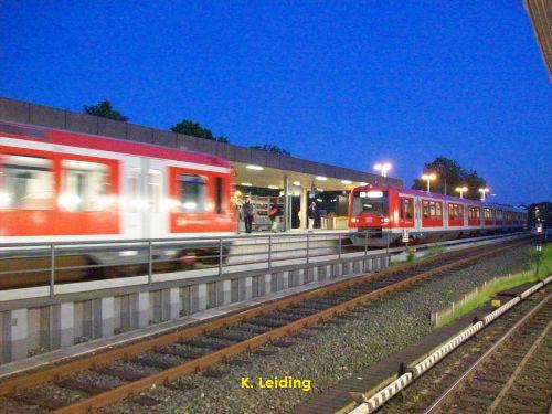 Kupplungsvorgang in Ohlsdorf 1: Wartender Zugteil vom Airport und heranfahrender Zugteil aus Poppenbttel in Ohlsdorf.