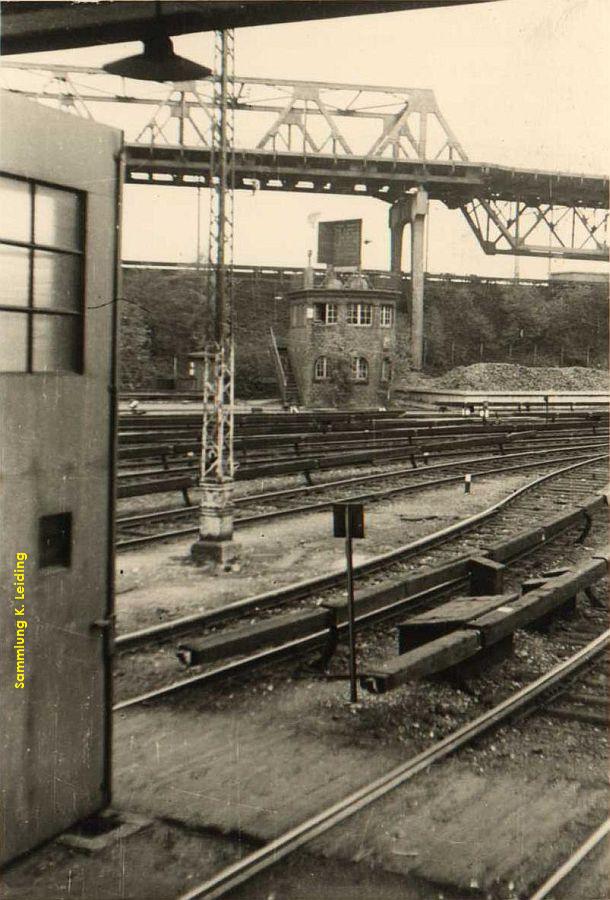 Blick aus einer der Hallen in Barmbek auf das Viadukt.