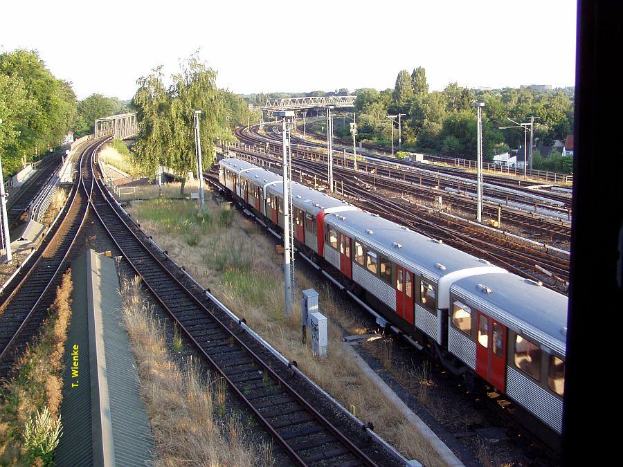 DT 3  - Zug erreicht als U3 Barmbek.