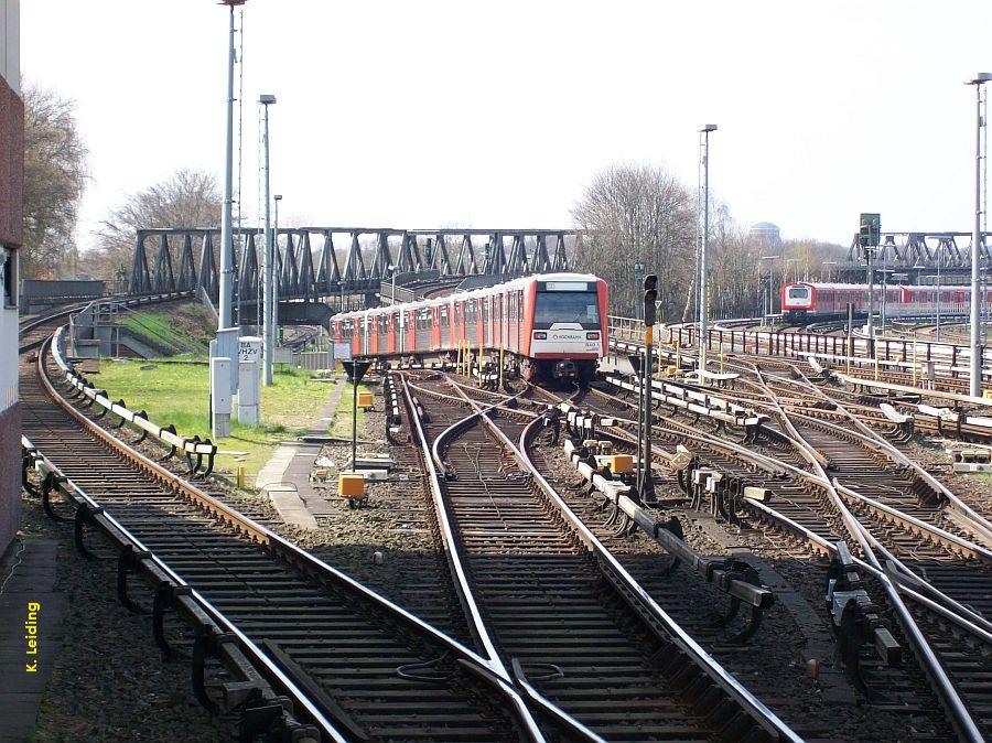 Blick vom stadteinwrtigen Bahnsteig.