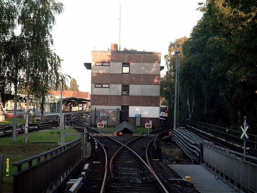 Blick vom Ende der Rampe des Walddrferbahnviadukts auf das Zentralstellwerk Barmbek.