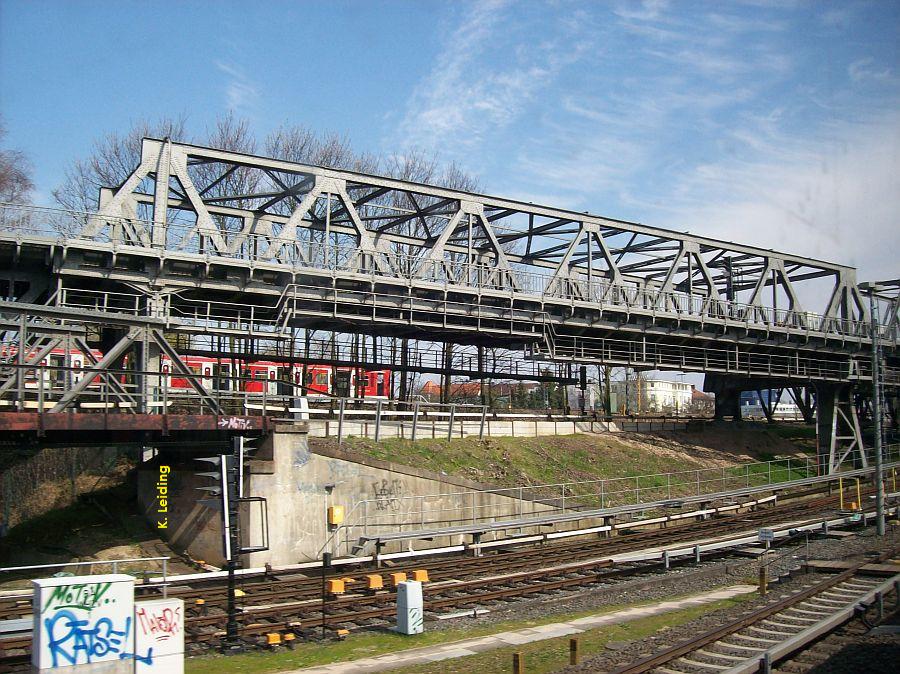 Blick aus einem Zug der U3 kurz vor Barmbek auf das Viadukt.