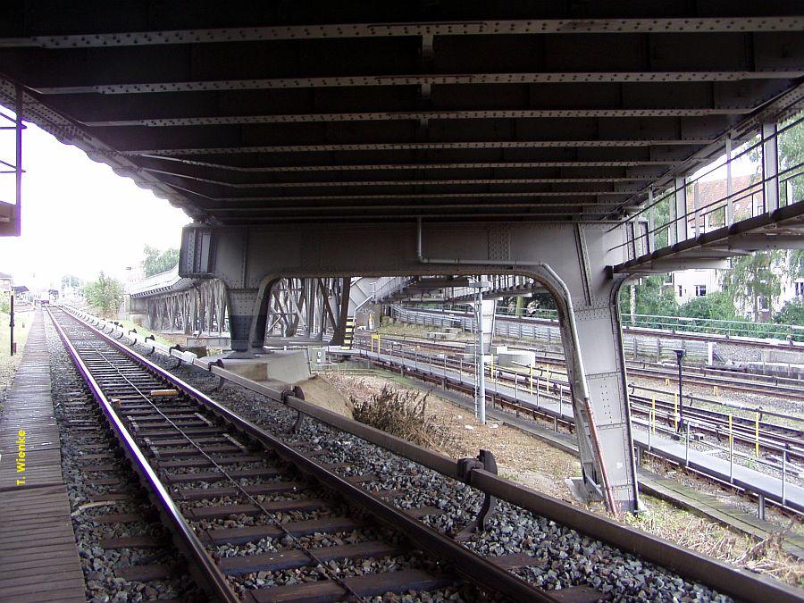 Blick unter das gewaltige Viadukt.