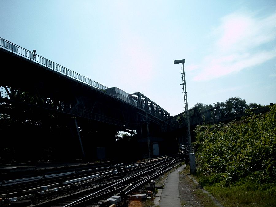 Kreuzung des Viadukts mit der Strecke nach Borgweg ber der zweigleisigen Zufahrt.