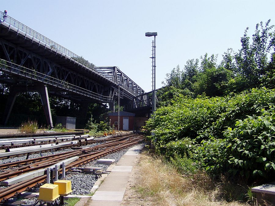 Blick auf die Kreuzung der drei Verkehrsebenen.