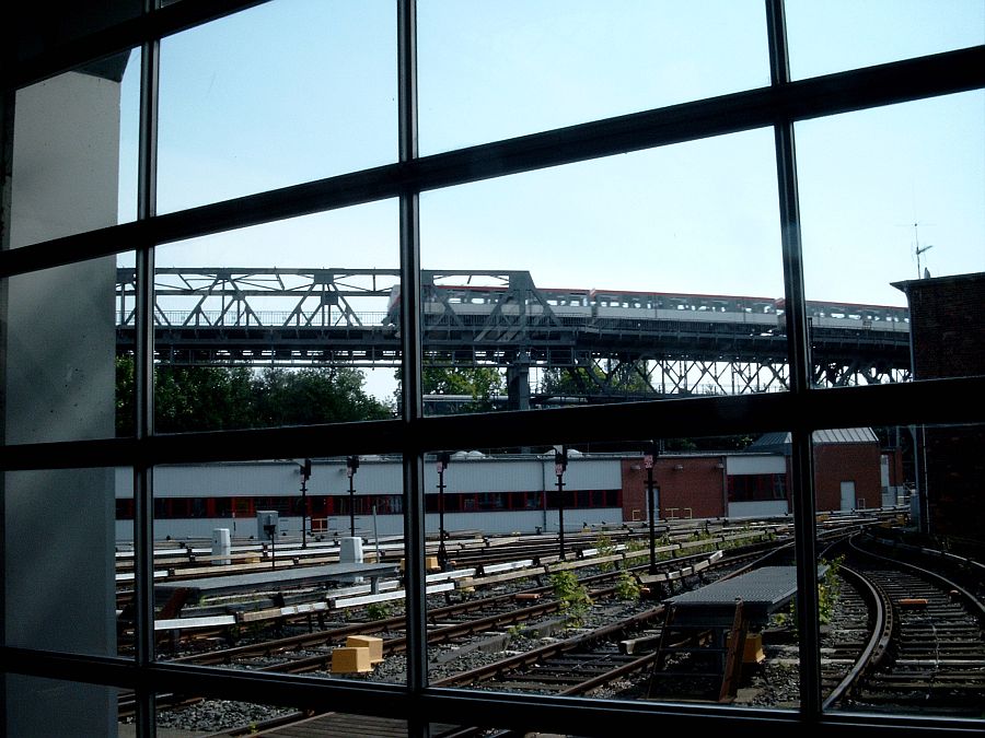 Blick durch ein Rolltor auf das Viadukt.