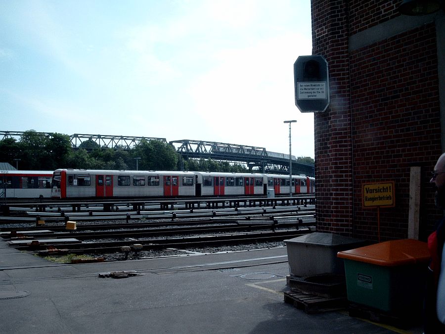 Im Hintergrund befhrt ein DT 4 das Viadukt.