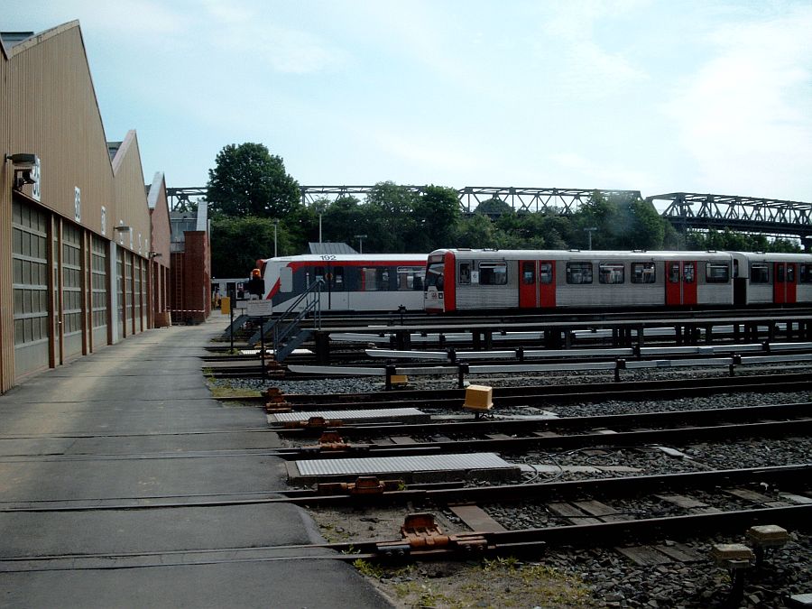 Blick entlang der Hallen 1 - 3 zum Viadukt.