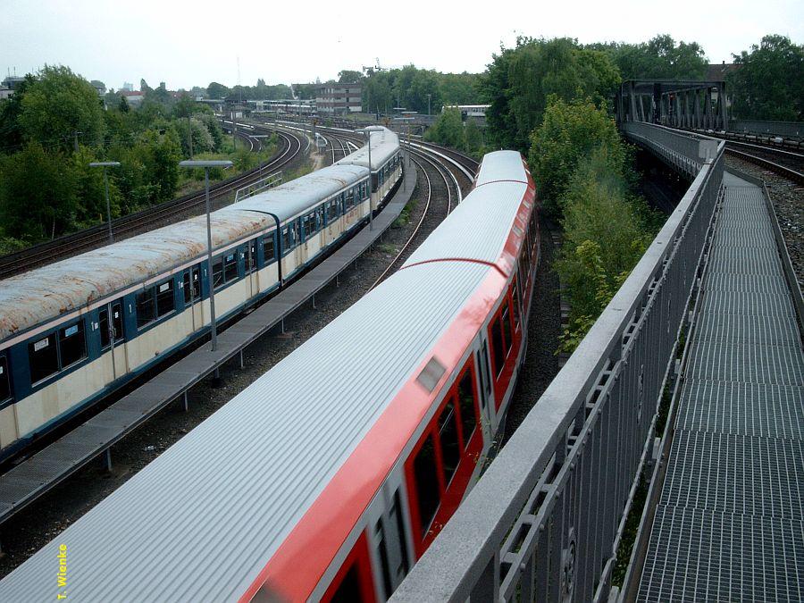 Auf dem Streckengleis nhert sich ein 474.