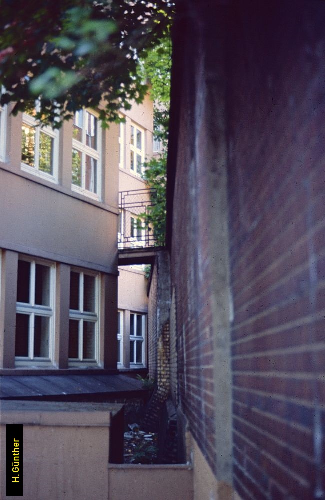 Blick in den Spalt zwischen dem Gesundheitsamt und der Rampe der ehemaligen Hochbahnstrecke.