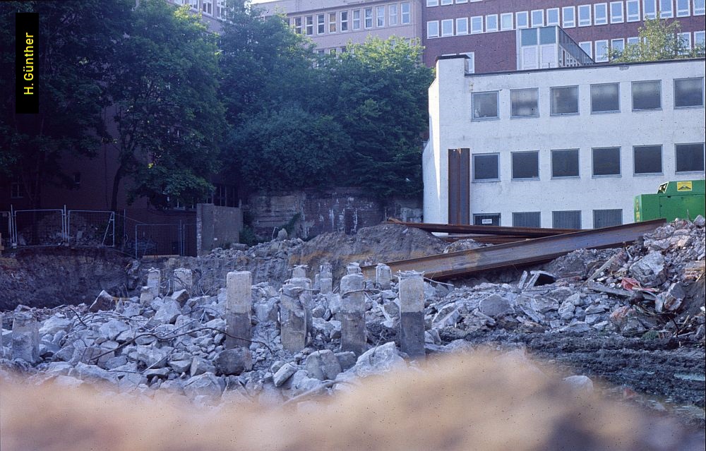 Ein letzter Blick von der S - Bahn - Trasse in Richtung Gesundheitsamt aus der Erdhügelperspekive.