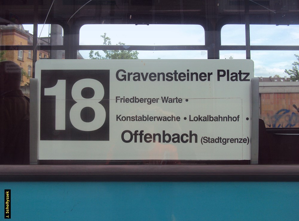 Seitenzielschild im Fenster eines Wagens der Linie 18.