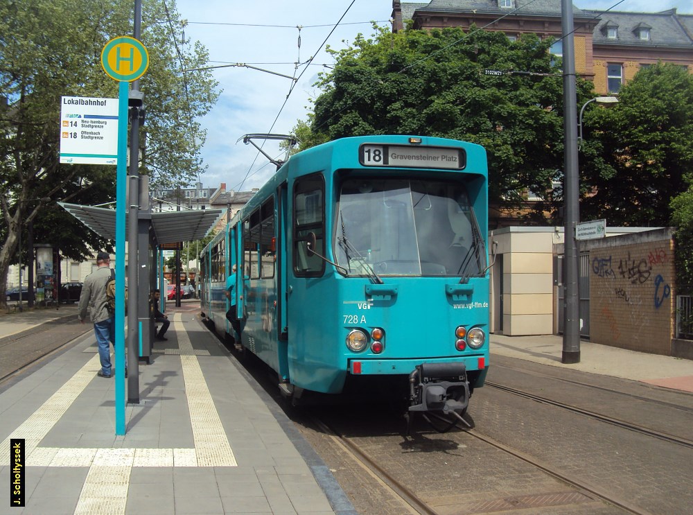 Wagen 728 A an der dreigleisigen Haltestelle Lokalbahnhof.