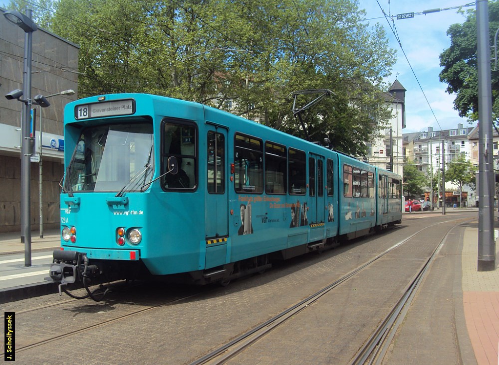 Wagen 728 A an der dreigleisigen Haltestelle Lokalbahnhof.