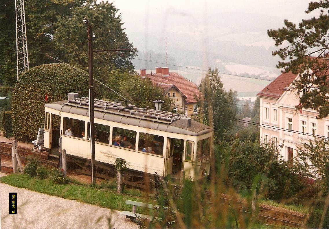 Triebwagen bergabwrts.