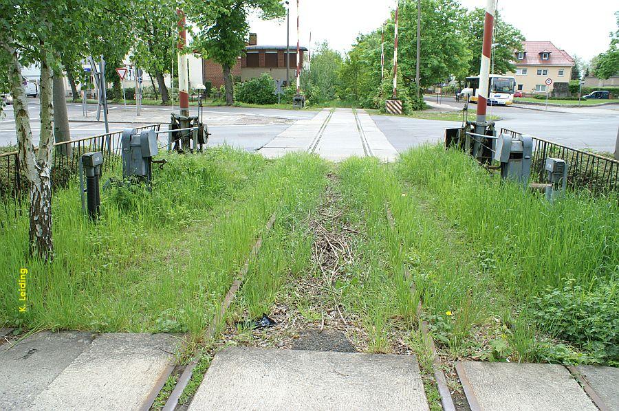 Bahnbergang an der Kreuzung.