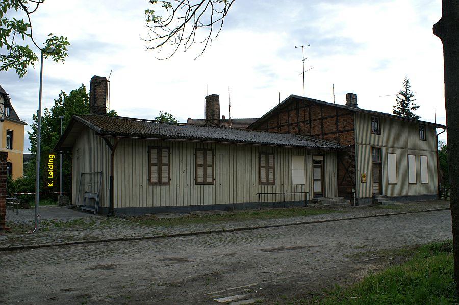 Straenseite des Bahnhofs.