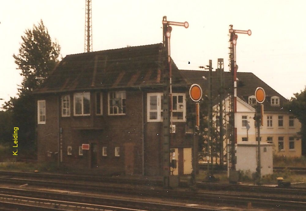 1990 bietet sich dieser Blick auf das Stellwerk Egs.