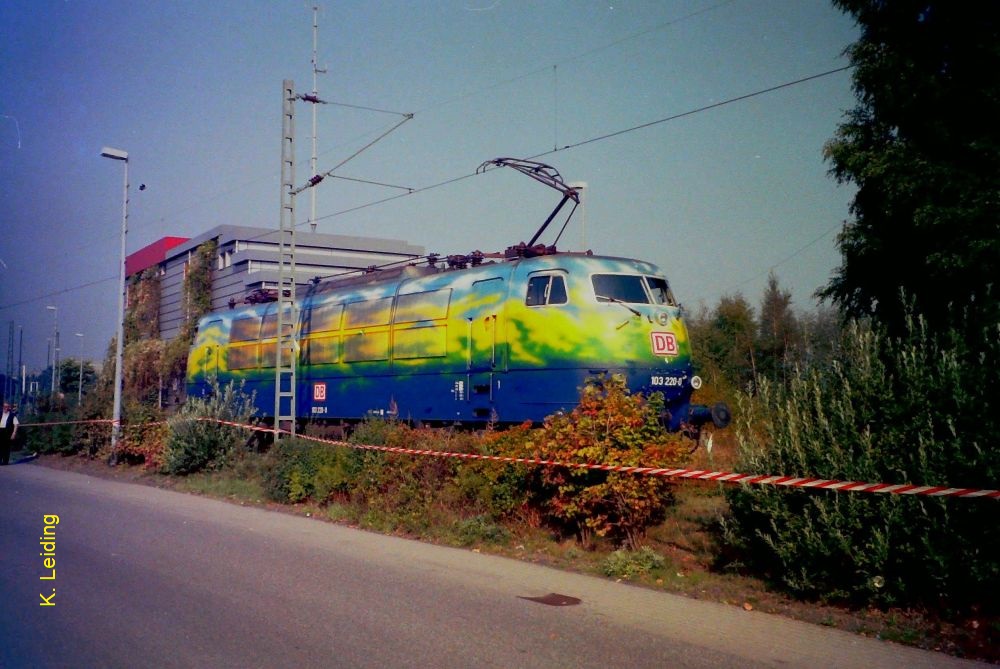 Touristiklok 103 220 und Stellwerk Esf im Rangierbahnhof Eidelstedt.