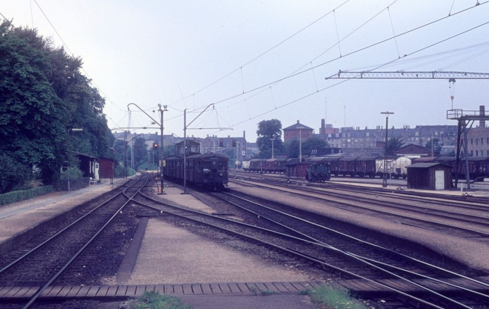 DSB S-Bahn Kopenhagen im August 1975: Ein Zug der Linie F erreicht den ehemaligen S-Bahnhof Frederiksberg, der die eine Endstation der Linie war. - Heute fährt die S-Bahn nicht mehr nach Frederiksberg, Gleise und Güterbahnhof sind weg, nur das ursprüngliche Bahnhofsgebäude (ausserhalb des Bildes) existiert noch, weil es unter Denkmalschutz steht. - Die Kopenhagener Minimetro fährt jetzt hier unterirdisch.