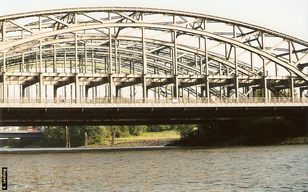 Freihafenelbbrcke vom Wasser aus.