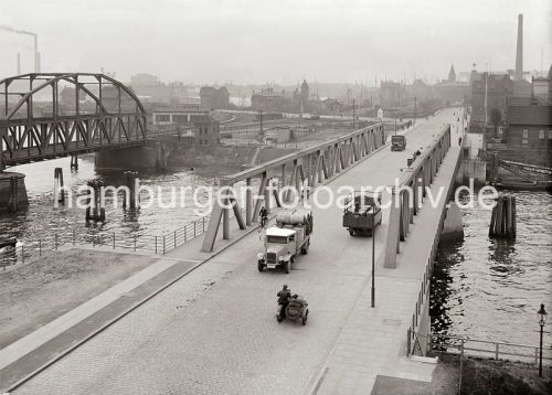 Lastwagenverkehr auf dem Reiherdamm, Reiherstieg Brcke - Ellerholzschleuse + Gebude Kaiser Wilhelm Hafen; ca. 1930.