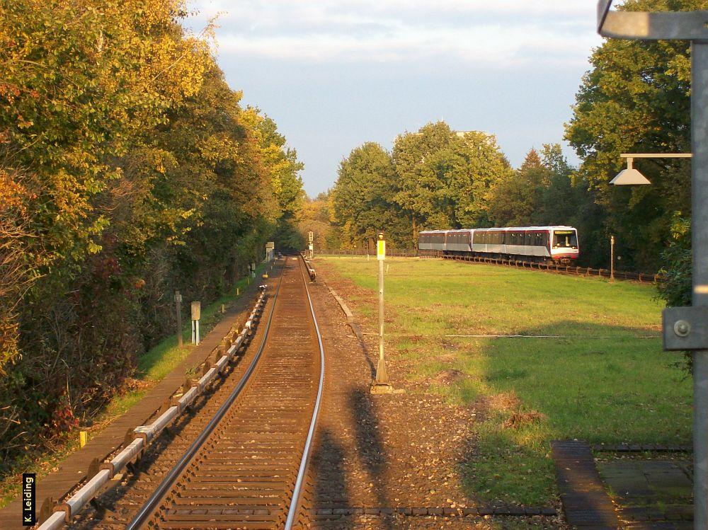 Blick vom Bahnsteig an der Haltestelle Trabrennbahn.