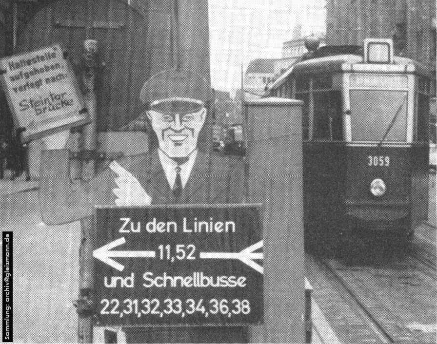 Hinweisschild für die verlegte Haltestelle Hauptbahnhof / Mönckebergstraße.