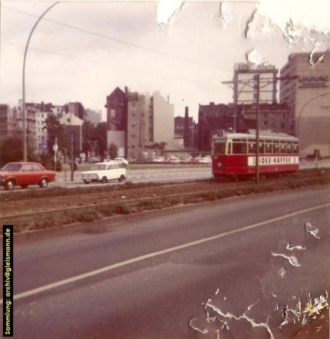 Solo fahrender Triebwagen auf der Linie 2 nach Niendorf Markt auf der Amsinckstraße.