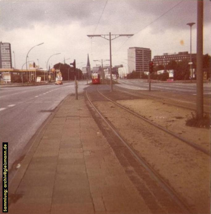 Ein Triebwagen wartet vor der roten Ampel.