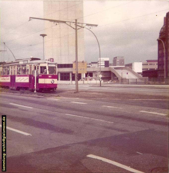 Ein Solo-Triebwagen in Richtung Mengestraße.