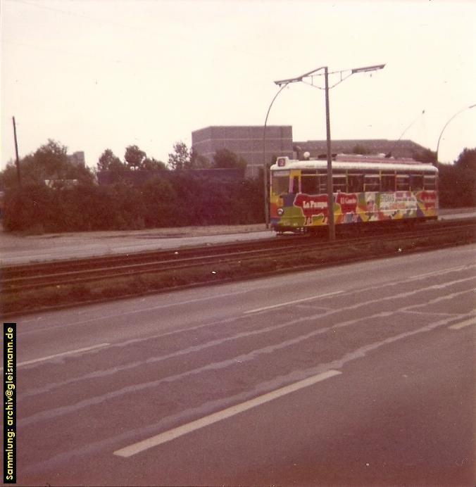 Ein Triebwagen mit La Pampa-Totalwerbung in Richtung Niendorf Markt.