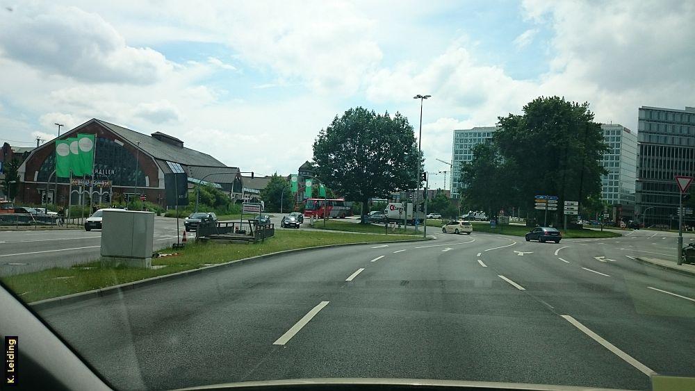 Blick auf die neuen Abbiegespuren Richtung Amsinckstraße.