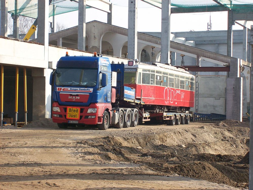 Im März 2014, als der V6-Triebwagen 3642 beim Baumarkt angeliefert wird, in dem er zukünftig stehen soll, ist dieser noch eine Baustelle.