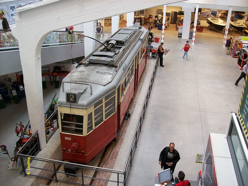 Im Innern des Baumarkts auf dem Gelände des ehemaligen Betriebshofs P befinden sich heute der V6-Triebwagen 3642 und Reste der Dachträger.