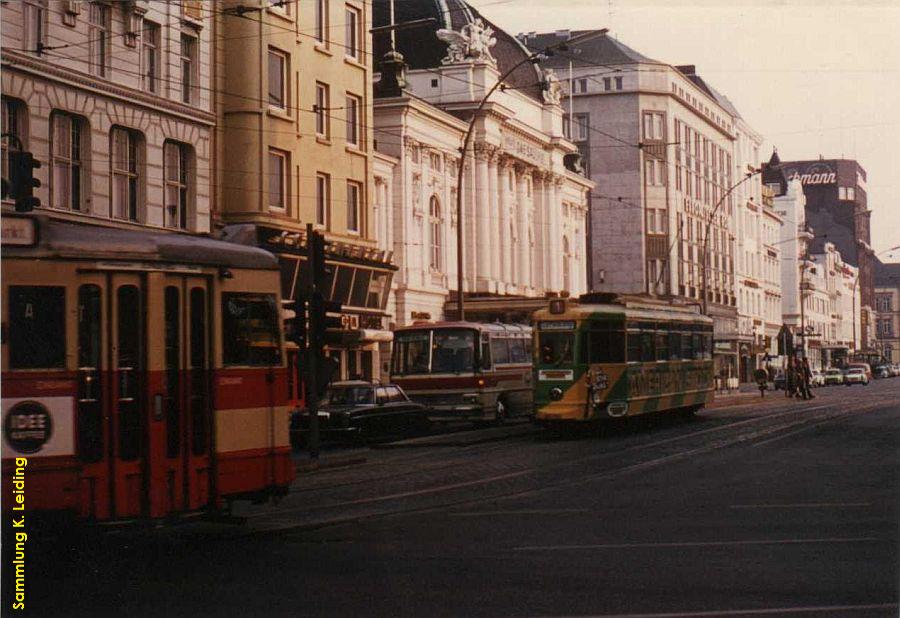 Zwei Wagen der Linie 1 begegnen sich in der Kirchenallee.