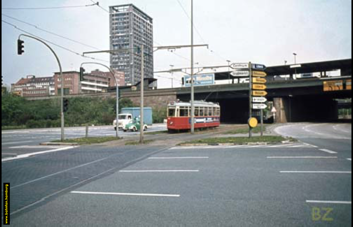 Ein wartender Triebwagen in Richtung Veddel.