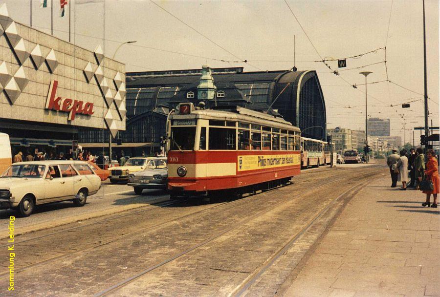 Ein Solo-V7-Triebwagen an der Haltestelle Hauptbahnhof / Mönckebergstraße.