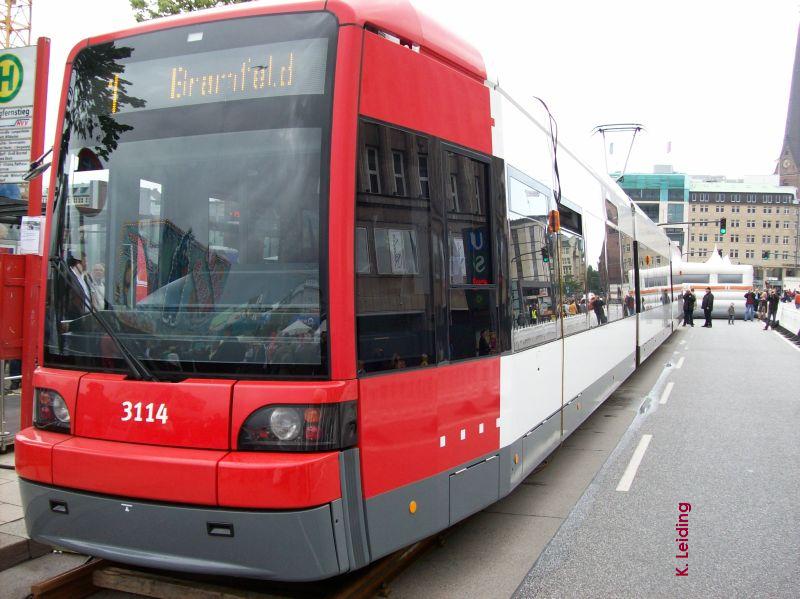 Stadtbahnwagen auf dem Jungfernstieg im Juni 2010.