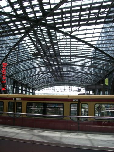 Ein Wahrzeichen Berlins: die S-Bahn.